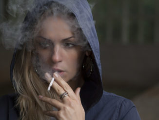 Frau raucht eine Zigarette