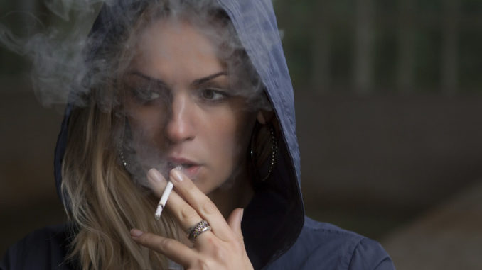 Frau raucht eine Zigarette